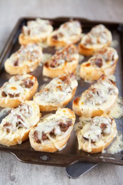 taze kızarmış ekmek karaciğerleri ve peynir ile tepesinde