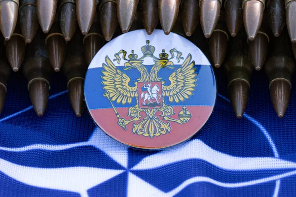 NATO bayrağında mühimmat kemeriyle Rus bayrağı