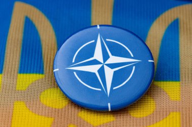 Ukrayna bayrağında bir NATO düğmesi