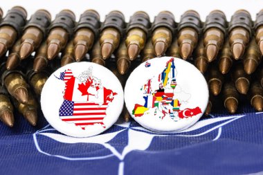 NATO bayrağında 2 düğmeli bir cephane kemeri