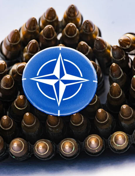 Przycisk Herbem Nato Pasku Amunicją — Zdjęcie stockowe