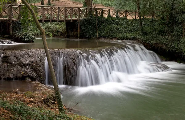 Водопад в природном парке Monasterio de Piedra, Сарагоса, Испания — стоковое фото