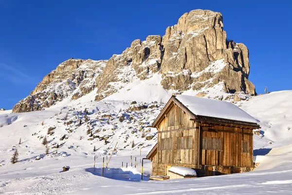 Vista de montanhas e cabana alpina no passo Giau, Dolomite Alpes — Fotografia de Stock