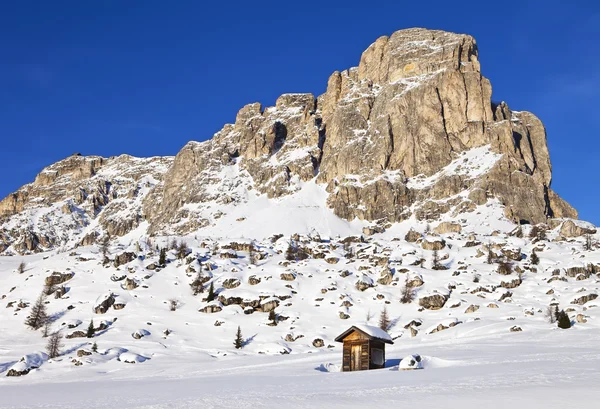 Vistas a las montañas y cabaña alpina en el paso de Giau, Alpes Dolomitas — Foto de Stock