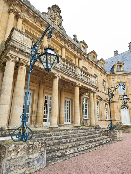 Entrance of Dree castle and fountain, Curbigny, Bourgogne — Stock Photo, Image