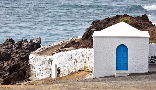Malowniczy widok wulkaniczne wybrzeża z eleganckim domu, el golfo, lanzarote, Wyspy Kanaryjskie — Zdjęcie stockowe