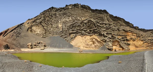 Charco de los clicos, lanzarote - płytkie wody morskiej, karmione staw na czarny wulkaniczny piasek plaży w pobliżu el golfo — Zdjęcie stockowe