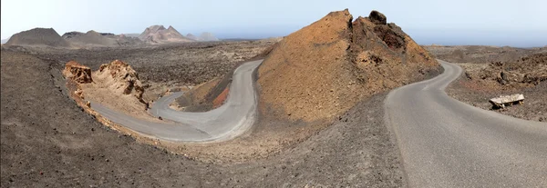 Parco Nazionale di Timanfaya, Strada nel deserto di pietra vulcanica a Lanzarote, Isole Canarie, Spagna — Foto Stock