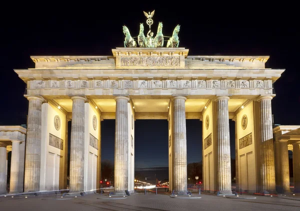 Brandenburg gate (brandenburger tor) noc strzał, berlin — Zdjęcie stockowe