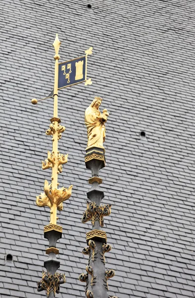 Statua della Madonna d'Oro sul tetto del famoso ospizio di Beaune, Francia — Foto Stock