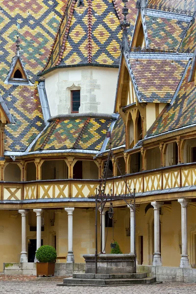 Słynny hospicjum w beaune, Burgundia, Francja — Zdjęcie stockowe