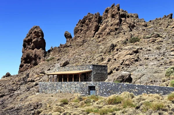 Tvorba turistické autobus zpáteční v poušti timanfaya lanzarote — Stock fotografie