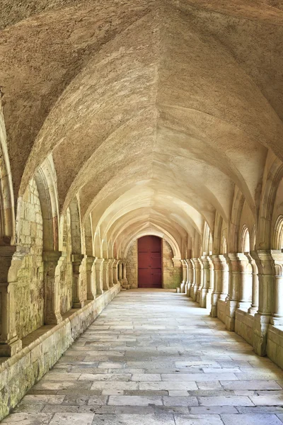 Velho claustro colunado na Abbaye de Fontenay na Borgonha — Fotografia de Stock