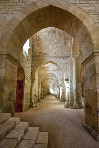 Alte kolonnadenförmige Innenaufnahme in der Abtei von Fontenay in Burgund, Frankreich Stockbild