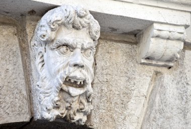 kireçtaşı heykel başının üzerinde bir pordenone palace, İtalya