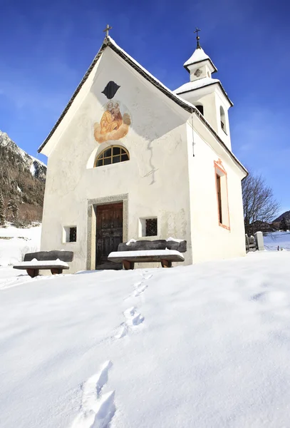 Kışın antholz obertal Kilisesi — Stok fotoğraf