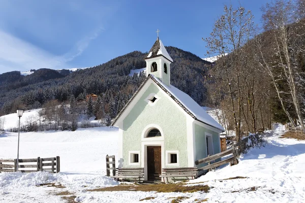 Antholz obertal kerk in de winter, Italië — Stockfoto