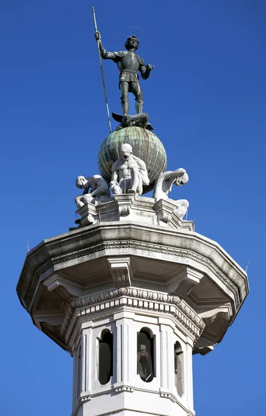 Sankt Göran och draken klocktornet i pordenone, Italien — Stockfoto