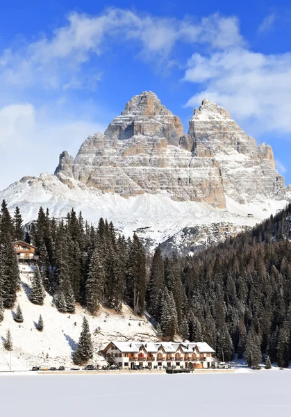 Panoramatický výhled na dolomiti hory a jezero misurina v zimě, Itálie — Stock fotografie