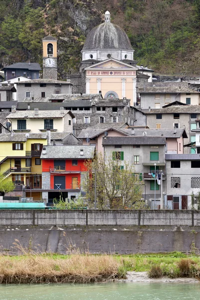 Liten stad av sirta viewscape, nära forcola, valtellina, Italien — Stockfoto