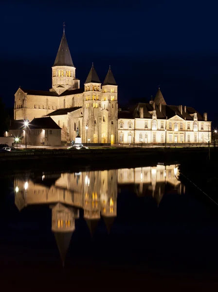 A bazilika du Sacre Coeur Paray-le-Monial, Franciaország, éjszaka lövés — Stock Fotó