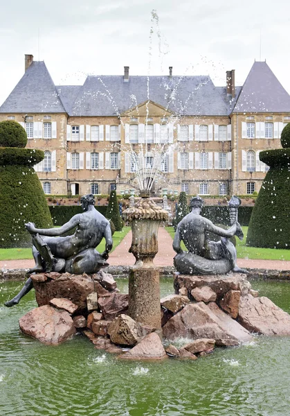 Aussichtslandschaft von Schloss und Brunnen dree, curbigny, bourgogne, franz — Stockfoto