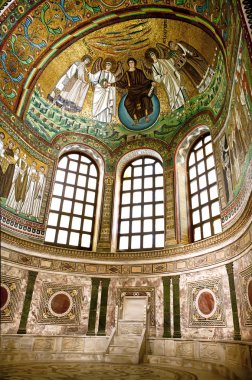 Ravenna, san vitale, ünlü mozaik mozaik şehitlik taç st vitalis için teslim kurtarıcı İsa'nın papaz olarak