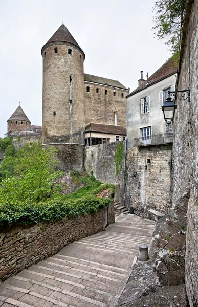 Semur-en-auxois i Bourgogne Frankrike vackra turistiska stadsdel — Stockfoto