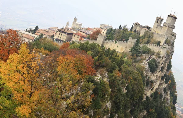 罗卡德拉斯达、 圣马力诺、 秋季景观的最古老堡垒 — 图库照片