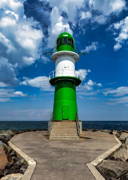 港入り口のバルト海のワルネムンデ灯台の画像 ドイツ — ストック写真