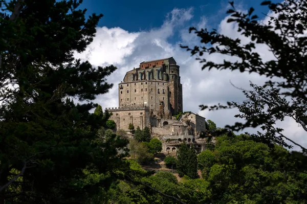 サクラ ミケーレ 聖ミケーレ修道院 の風景 イタリア ピエモンテ州トリノ県 ロイヤリティフリーのストック画像
