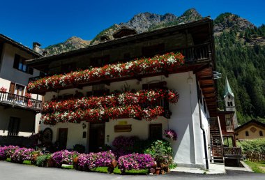 Gressoney-Saint-Jean, Aosta Vadisi, İtalya - Gressoney köyündeki Geleneksel Ev.