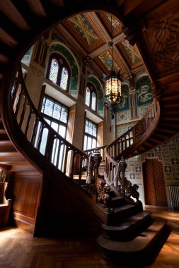 Gressoney-Saint-Jean, Valle d 'Aosta bölgesi, İtalya. 31 Temmuz 2022. Castel Savoia, 1800 'lerin sonunda eklektik tarzda inşa edilmiş bir villa. İçeride, muhteşem ahşap merdiven.