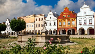 Telc, Çek Cumhuriyeti - 18 Ağustos 2022: UNESCO 'nun Dünya Mirası Alanındaki Ana Telc Meydanı' ndaki Rönesans evleri.
