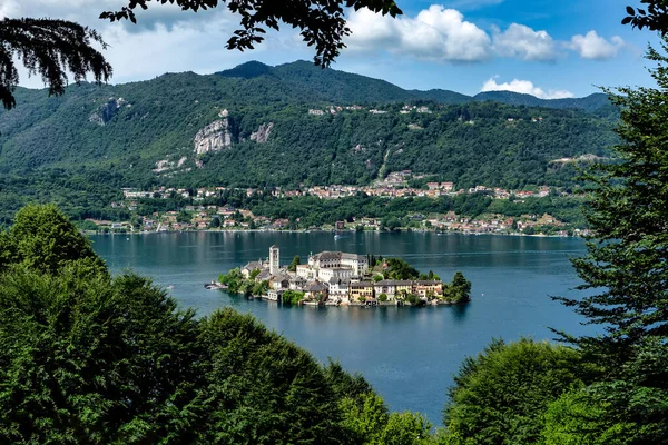 Jezioro Orta Wyspą San Giulio Widziane Słynnego Malowniczego Miasta Orta — Zdjęcie stockowe