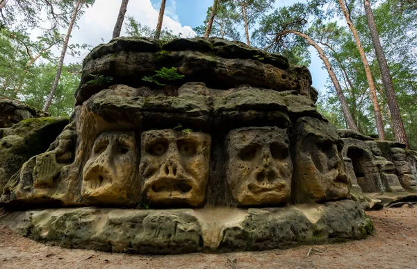 記念碑砂岩の岩の彫刻とリベホフとゼリツィーの間にVaclav Levyによって作成されたHarfenice Harfenist 松林に刻まれた崖の彫刻 チェコ共和国 — ストック写真