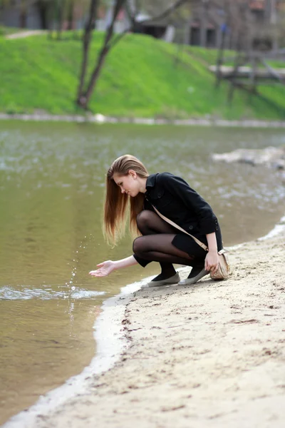 Beautiful girl and spring at the river — Stock Photo, Image