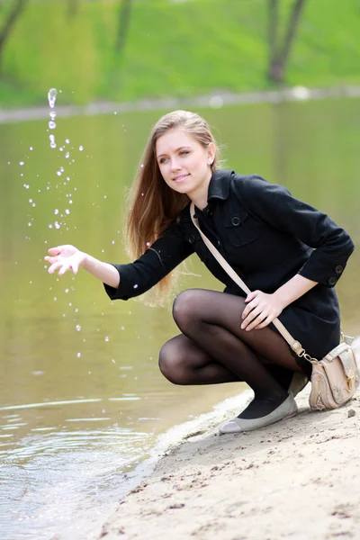 Mooi meisje en spring in de rivier — Stockfoto