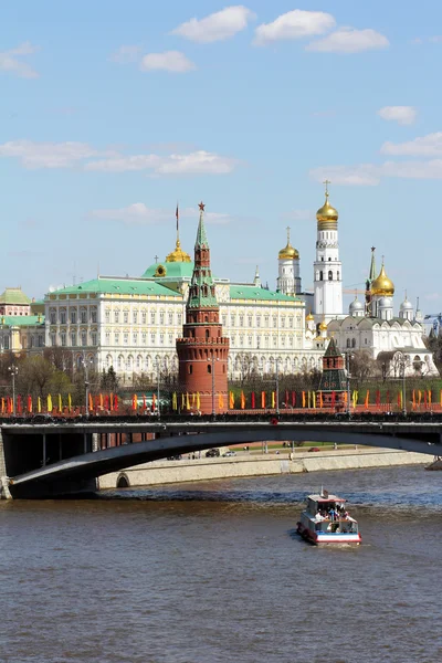 Moscow, river, Kremlin and gold domes — Stock Photo, Image