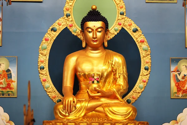 Mycket vacker staty av buddha — Stockfoto