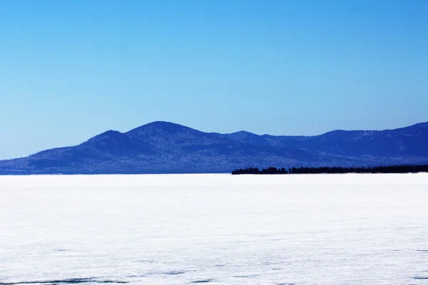 Lago Baikal sob gelo no fundo das montanhas — Fotografia de Stock