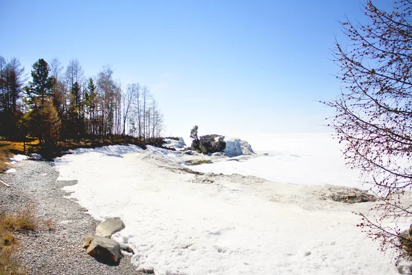 De oever van de bevroren meer — Stockfoto