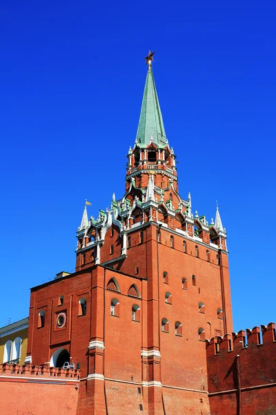 Tower of Kremlin and Red wall — Stock Photo, Image