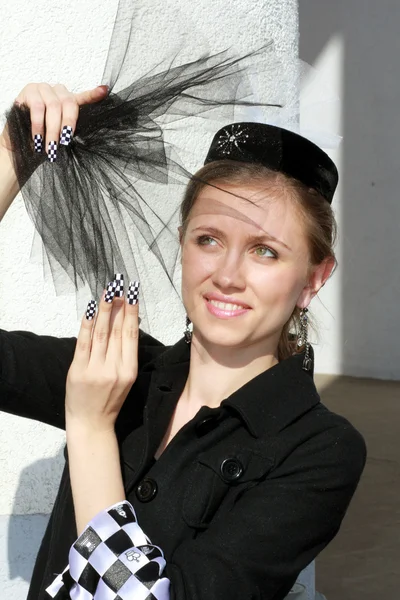 She looks at the sun through the dark fan — Stock Photo, Image