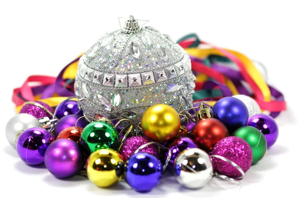 Kerstballen van verschillende kleuren — Stockfoto