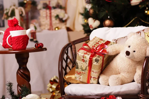 Geschenke, Tanne, Tee, Bär, Lächeln — Stockfoto