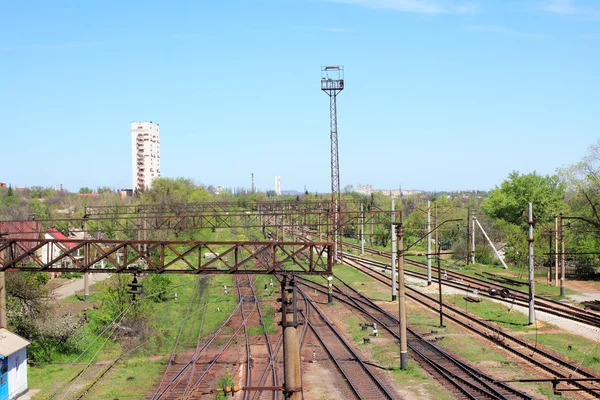 Železniční postel na pokraji průmyslového města — Stock fotografie