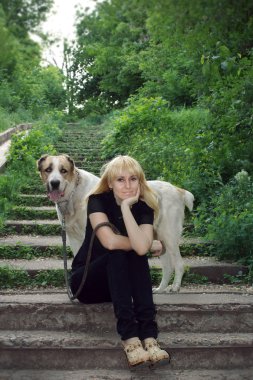 sarışın kızlar ile büyük köpek yürüyüş