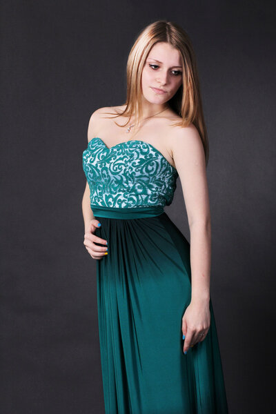 Красивая девушка в изумрудном платье
