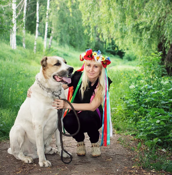 Mädchen im Nationalkranz nächster großer Hund — Stockfoto